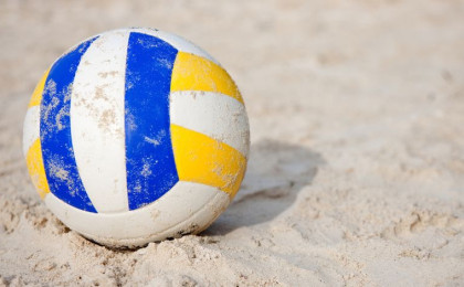 Spielen Sie von Frühling bis Herbst Beachvolleyball