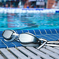 Aqua Sphere FASTLANE Schwimmbrille aus Titan. silberne Spiegelgläser - weiß/grau